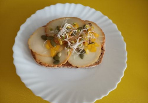 podwieczorek - kanapka z serem wędzonym mozarellą, pomidorek koktajlowy, papryka żółta